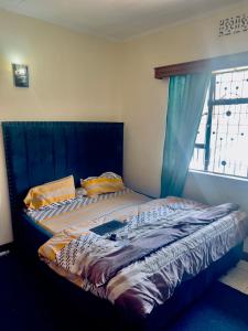 Ένα ή περισσότερα κρεβάτια σε δωμάτιο στο safari adventure homes +1 φωτογραφίες