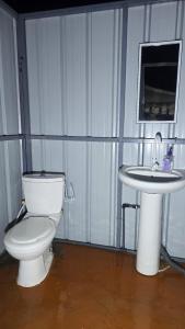 un baño con inodoro y lavabo en Arabian Desert nights, en Badīyah