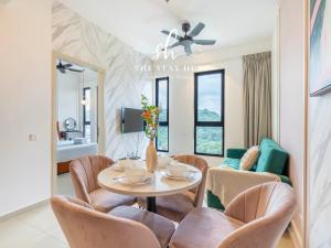 a living room with a table and chairs at Paxtonz Luxe Suites - Damansara - PJ - by The Stay Hub in Kampong Bukit Lanjan