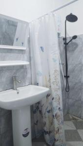 un bagno con un lavandino bianco e una doccia di Meenoy hotel Vientiane Laos 旅館 a Ban Doung