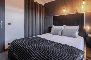 ein Schlafzimmer mit einem großen Bett in einem Zimmer in der Unterkunft Le Saint Bernard - T2 Terrasse Vue Mont Joli 42m2 in Saint-Gervais-les-Bains