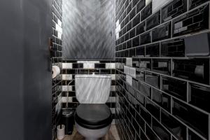 ein Badezimmer mit einer schwarz-weiß gefliesten Wand in der Unterkunft Le Saint Bernard - T2 Terrasse Vue Mont Joli 42m2 in Saint-Gervais-les-Bains + 10 Fotos