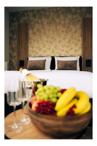 a plate of fruit on a table in front of a bed at Residency NO7 in Berlin
