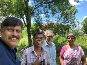 Eine Gruppe von Personen, die für ein Bild posieren in der Unterkunft Sai Arunachala Farmstay in Tiruvannāmalai + 1 Foto