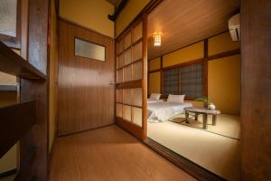 a japanese bedroom with a bed and a table at 日本の生活を体験できる古民家 一棟貸切最大7名 jr上中里駅 in Tokyo