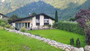 a house with a lawn in front of it at Vreneli in Mitlödi