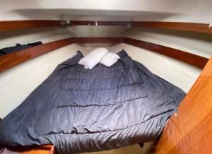 a bed in the middle of a boat at Bateau 6 personnes Larmor Plage in Larmor-Plage