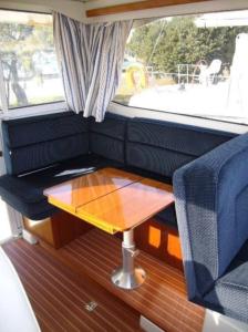 a small table in the back of a boat at Bateau 6 personnes Larmor Plage in Larmor-Plage