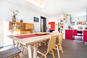 ツィングストにあるHaus Börnsteenのテーブルと椅子のあるキッチンとダイニングルーム +29枚の写真