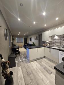 Nhà bếp/bếp nhỏ tại Countryside Apartment nr. Dore Train station