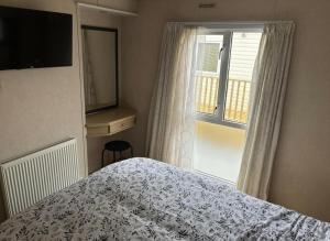 a bedroom with a bed and a window at Tranquil Lodge 2 Bed Sleeps 4 Free Parking in Preston