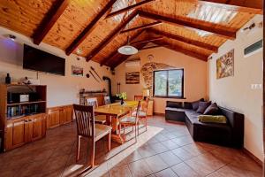 una cucina e un soggiorno con soffitto in legno di Holiday house Ivan with heated pool a Potirna