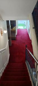 un escalier avec tapis rouge et un tapis rouge dans l'établissement Résidence touristique marcadal by Mon rêve, à Fort-de-l'Eau 4 autres photos