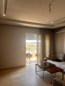 una sala de estar con un sofá y una mesa en ultimate point, en La Goleta
