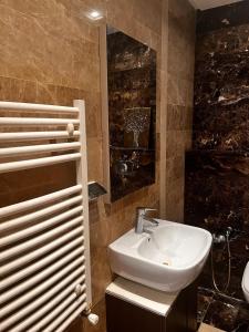 un baño con lavabo y espejo en ultimate point, en La Goleta 11 fotos más