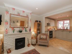 a living room with a fireplace and a mirror at Evergreen in Broadway