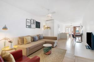 una sala de estar con un sofá y una mesa en Casa Amarela, en Tavira