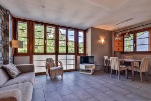 a living room with a couch and a table at Apartamentos Casa Miño in Pola de Somiedo