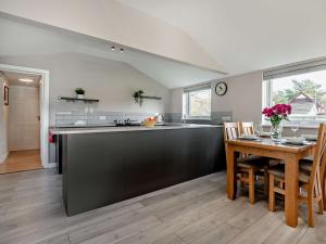 een keuken en eetkamer met een tafel en een aanrecht bij 2 Bed in St. Leonards 94272 in Saint Leonards