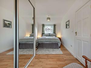 een slaapkamer met twee bedden en een spiegel bij 2 Bed in St. Leonards 94272 in Saint Leonards