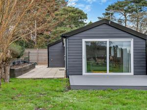 een zwart huis met een raam in een tuin bij 2 Bed in St. Leonards 94272 in Saint Leonards +12 foto's