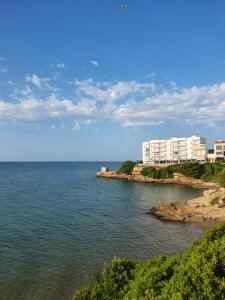 a view of the ocean with buildings in the background at Casa Estela in Alcanar
