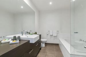Bilik mandi di Coastal Comfort, Just a Ocean Glimpse Away Torquay +14 gambar