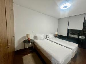 Ένα ή περισσότερα κρεβάτια σε δωμάτιο στο Azores Pico Salomão T2 - AW