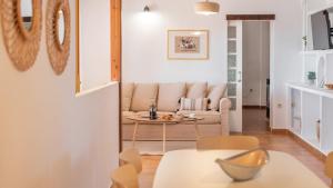 salon z kanapą i stołem w obiekcie El Reposo Alhaurín de la Torre by Ruralidays w mieście Alhaurín de la Torre