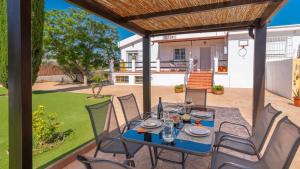 stół i krzesła na patio domu w obiekcie El Reposo Alhaurín de la Torre by Ruralidays w mieście Alhaurín de la Torre