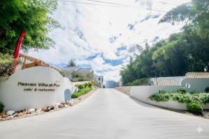 eine Straße mit einem Schild mit der Aufschrift „Henwegian Villa Art Museum“ in der Unterkunft heaven villa at pua in Ban Wang Khon + 1 Foto