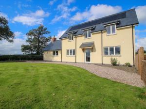 a detached house with a large yard at Hoddell Pitch Cottage in Kinnerton