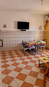 Μια τηλεόραση ή/και κέντρο ψυχαγωγίας στο Seaview Apartments