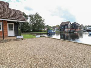 Vaade puhkemaja lähedal voolavale jõele