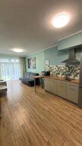 a living room with a kitchen and a table at 2 Tyskie Apartamenty z ogródkiem in Tychy