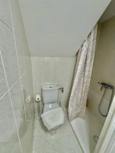 Ένα μπάνιο στο Portu Suite , en el mismo puerto