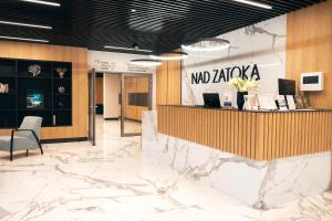 a lobby of a mad laikia store with marble floors at Apartamenty Hamptons Nad Zatoką in Olsztyn