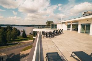 a balcony with a table and chairs on a building at Apartamenty Hamptons Nad Zatoką in Olsztyn