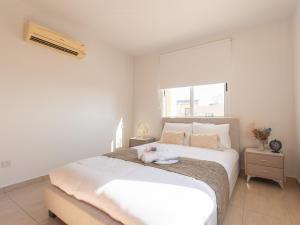 une chambre avec un lit avec un animal en peluche dessus dans l'établissement TelMar Sunrise View 100m from the Sea, à Larnaka