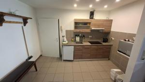 a small kitchen with a sink and a refrigerator at 2 Zimmer Monteurwohnung mit Terasse Küche Bad in Uelzen +6 photos