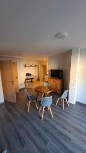 an empty room with a table and two chairs at 2 Zimmer Monteurwohnung mit Terasse Küche Bad in Uelzen
