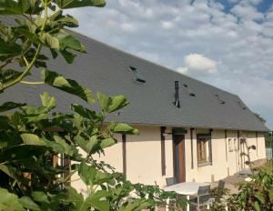 Bygningen som feriehuset ligger i + 5 billeder