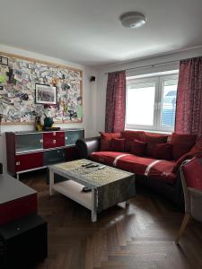 una sala de estar con un sofá y una mesa en Gemütliche Doppelhaushälfte mit Garten, Terrasse Ruhige Lage in Hobersdorf, 