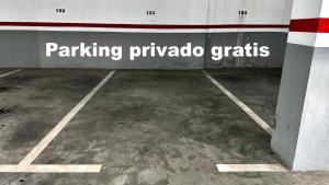 a garage with the words parking phpado gratis at Sol y Brisa Resort Almerimar in Almerimar