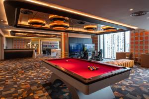 Meja biliard di Grande Centre Point Prestige Bangkok