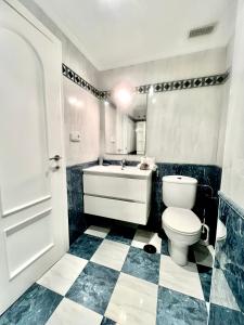 a bathroom with a toilet and a tub and a sink at Blue Horizon Campello in El Campello