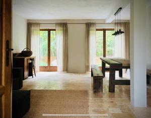 a living room with a table and a bench at Stodoła pod lasem in Kuchary Żydowskie