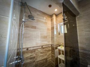 ヴァルナ・シティにあるThe Trinity Residenceのガラスドア付きのシャワー付きのバスルーム +25枚の写真