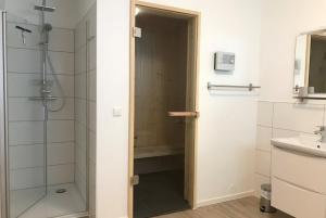 eine Dusche mit Glastür im Badezimmer in der Unterkunft NordseeResort Friesland Ferienhäuser NordseeResort Friesland 48-6-n in Schillig