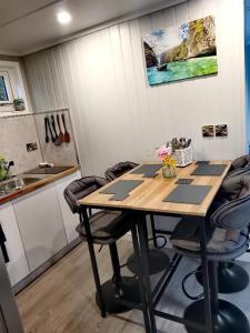 Η κουζίνα ή μικρή κουζίνα στο 2-bedrooms, Private entrance, Sleep 4, Parking, Wifi, AirCon, Heating, Netflix